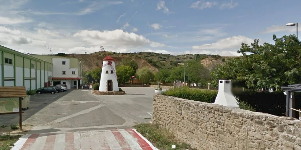 Entrada del Camping Errota – El Molino con el molino y aparcamiento