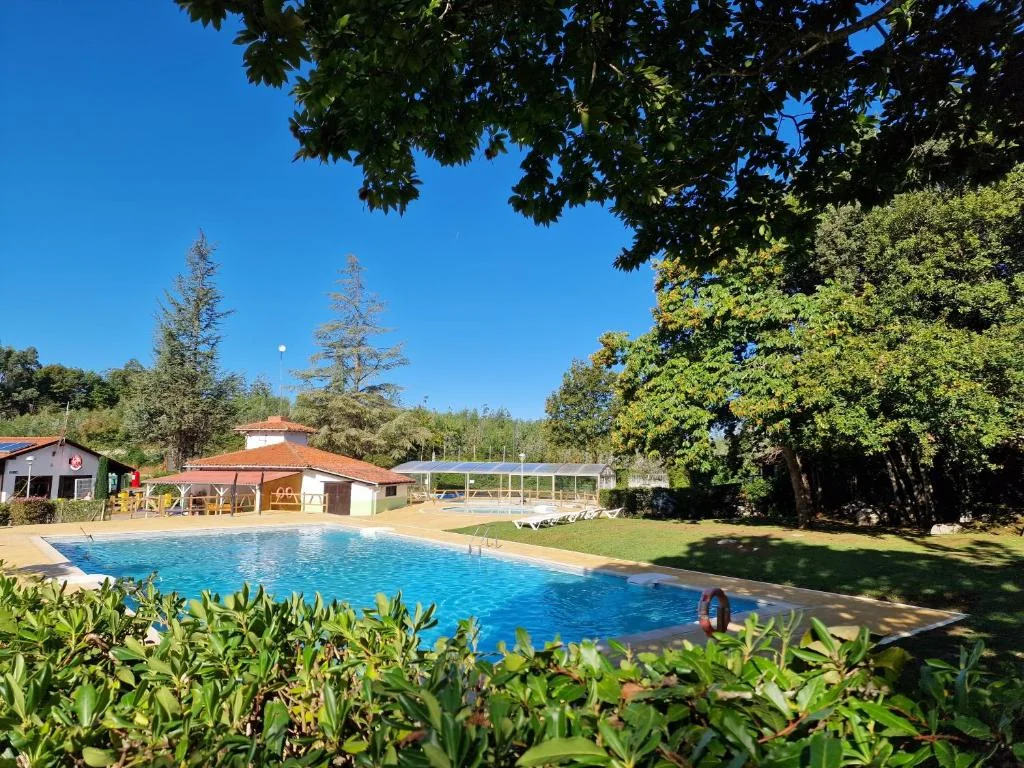 Camping El Helguero (Ruiloba, Cantabria): piscina cubierta y calma.