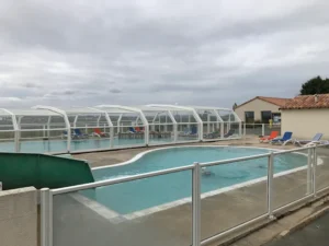 Piscina cubierta del Camping Le Futuriste con zona familiar – rutacaravana.com