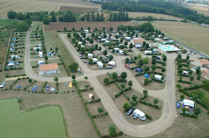 Vista aérea del Camping Le Futuriste con parcelas y caravanas en Francia – rutacaravana.com
